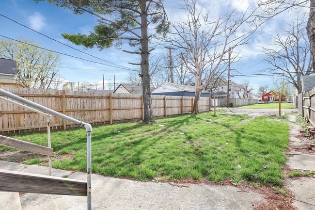 Building Photo - Updated 3 Bed Home