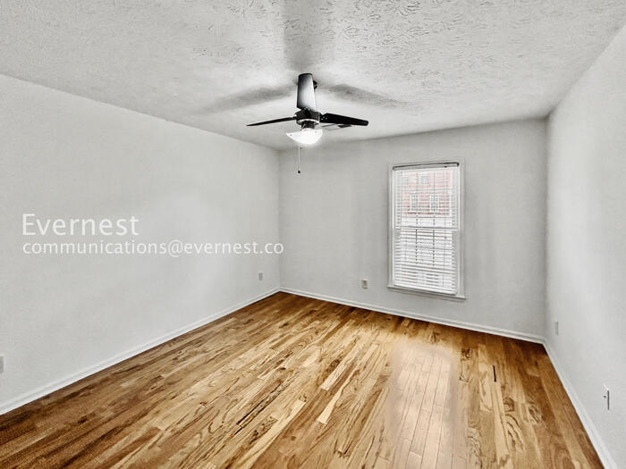 Building Photo - 438 The North Chace