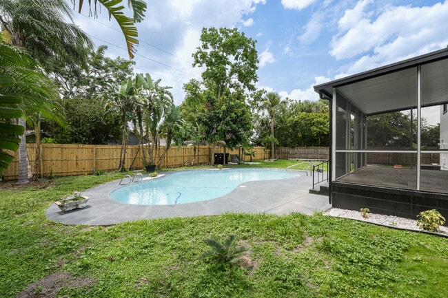 Building Photo - 718 Mendoza Dr