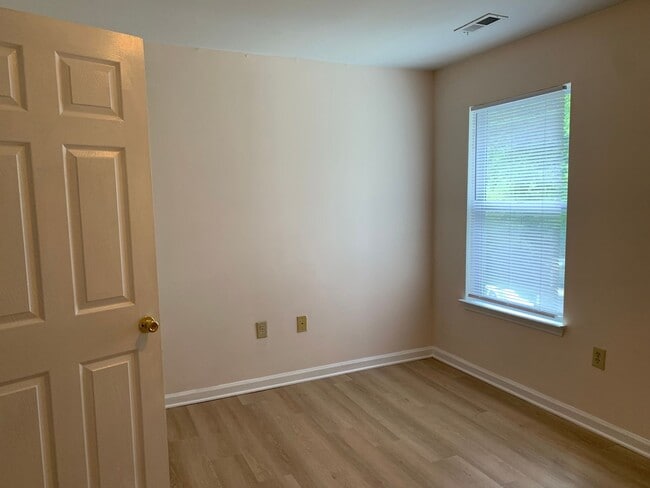 Building Photo - 1 BR, 1 BA Condo-3rd floor *Fresh paint throughout! * Easy to clean flooring only one year old. P...