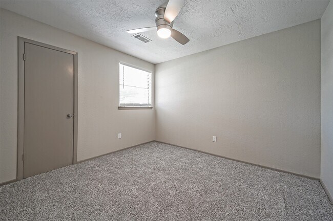 Building Photo - 407 Stratmore Dr