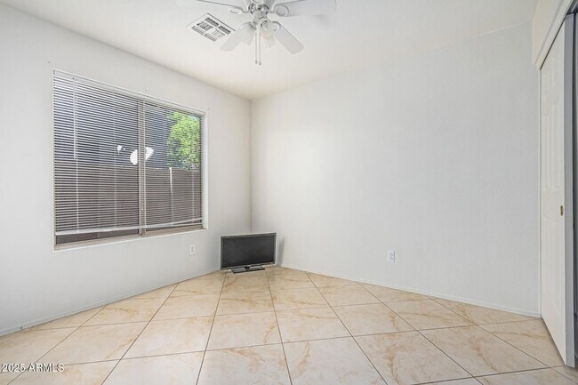 Building Photo - 602 W Canary Way