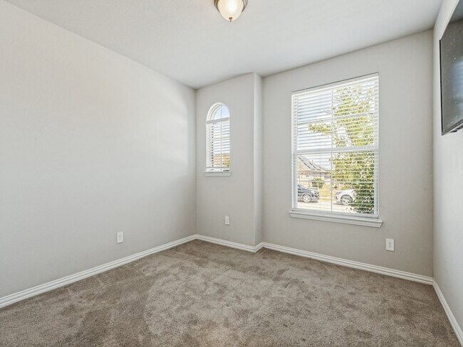 Building Photo - 1267 Binfield Dr