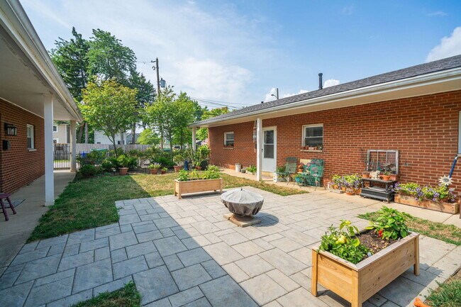 Building Photo - 133 E Markison Ave