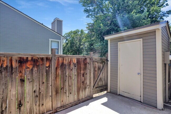 Building Photo - Cute 2 Bedroom 2.5 Bath Townhome in Cherry Creek Schools, 2 Reserved Parking Spots, Great Locatio...