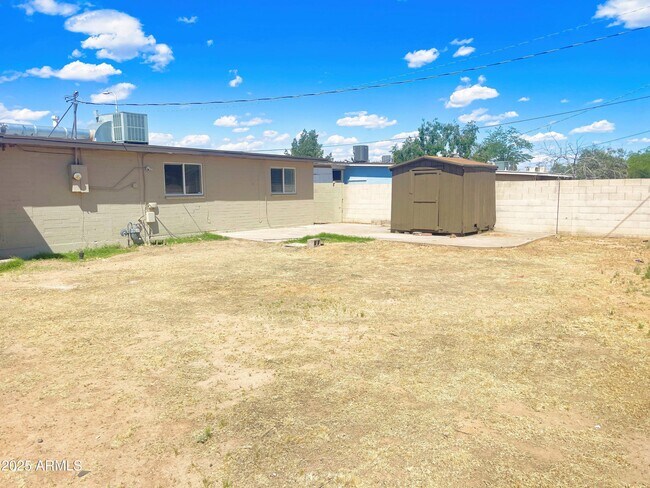 Building Photo - 2321 E Lynne Ln