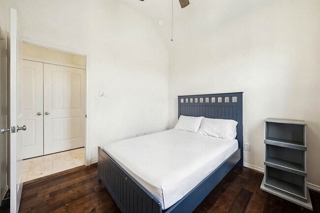 Building Photo - 12247 Oxford Cres Cir