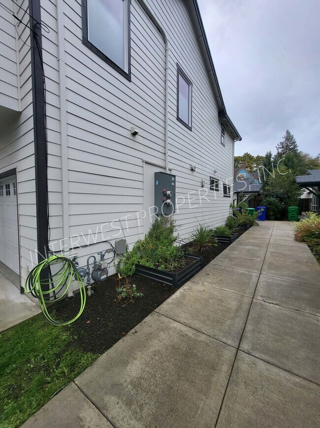 Building Photo - 4 bd 3.5ba dream home in the heart of the Woodlawn District w/Washer/Dryer, Garage & Gas Fireplace!