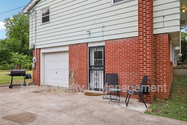 Building Photo - 144 Airport Rd