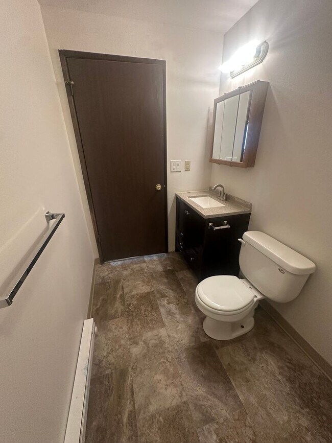 Building Photo - 1105