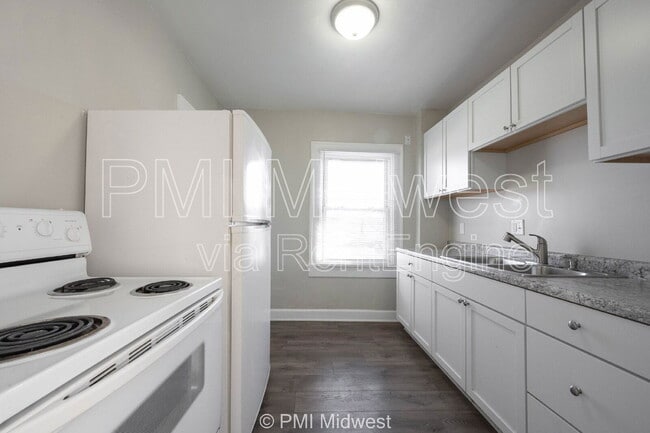 Building Photo - 5045 E 10th St