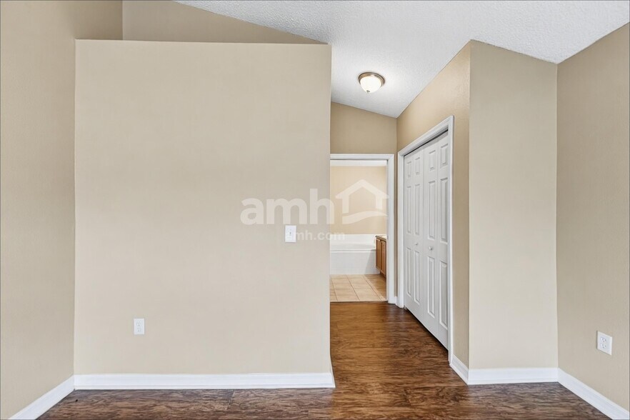 Building Photo - 950 Woodsong Way