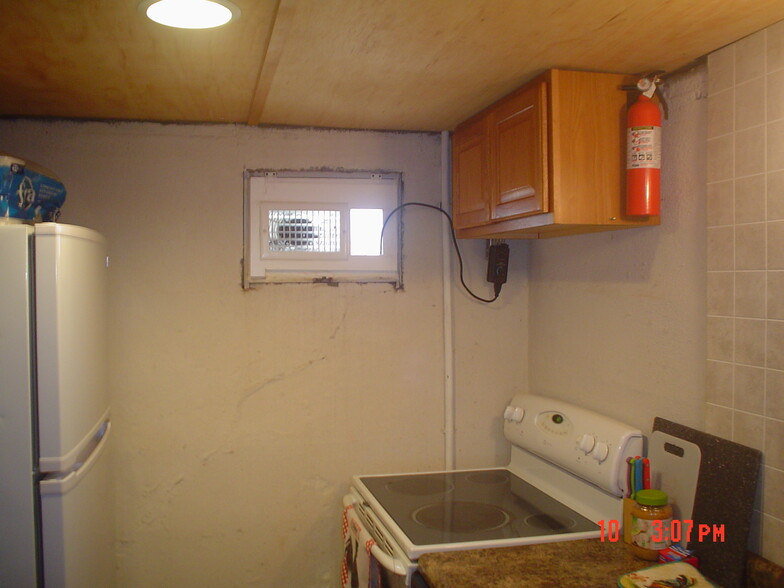 Cave-exhaust fan above stove - 713 Main St