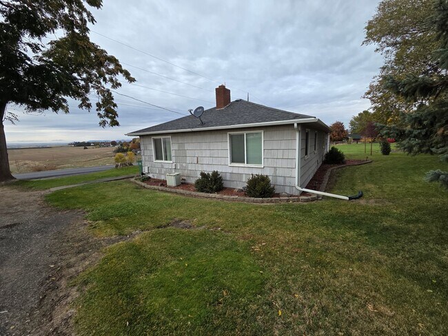 Building Photo - Orchards Home with a View