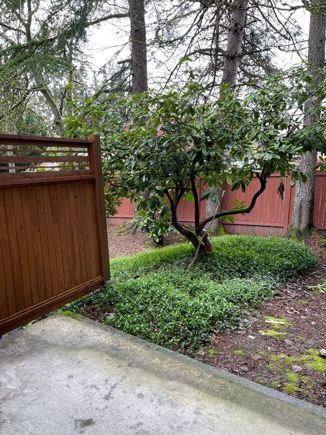 Building Photo - Roomy Lynnwood Townhouse-Style Condo With Upgrades