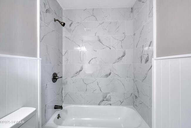 Building Photo - 3041 N Oleander Ave