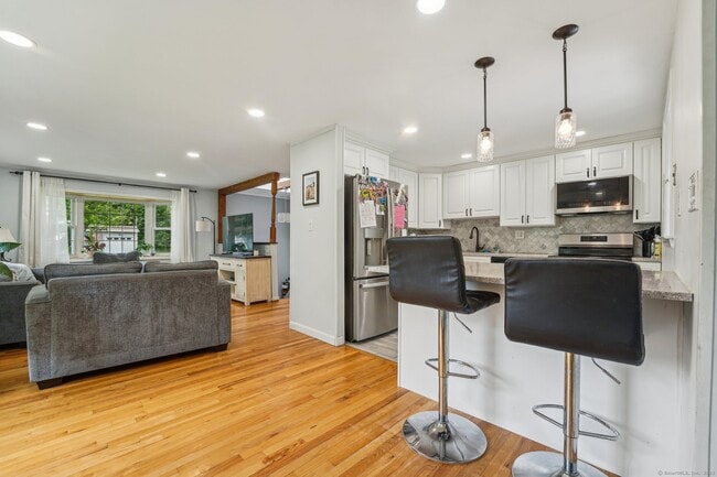 Building Photo - 44 Simsbury Manor Dr