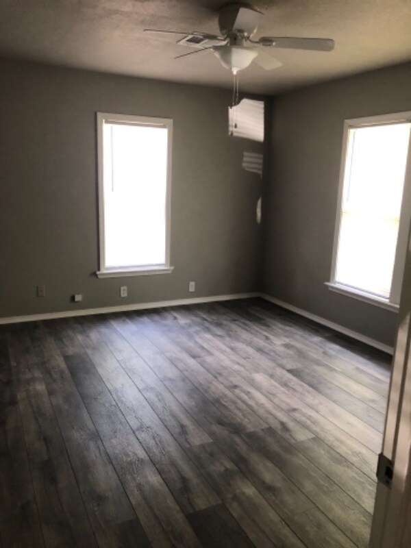 Building Photo - 1116 E Broadway St