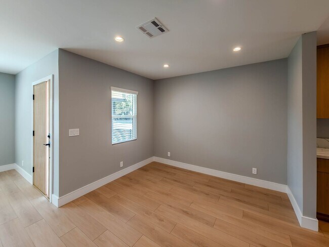 Building Photo - High-End Living Starts Here – Custom Finis...