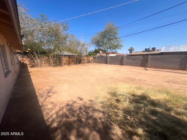 Building Photo - 1238 E Vine Ave