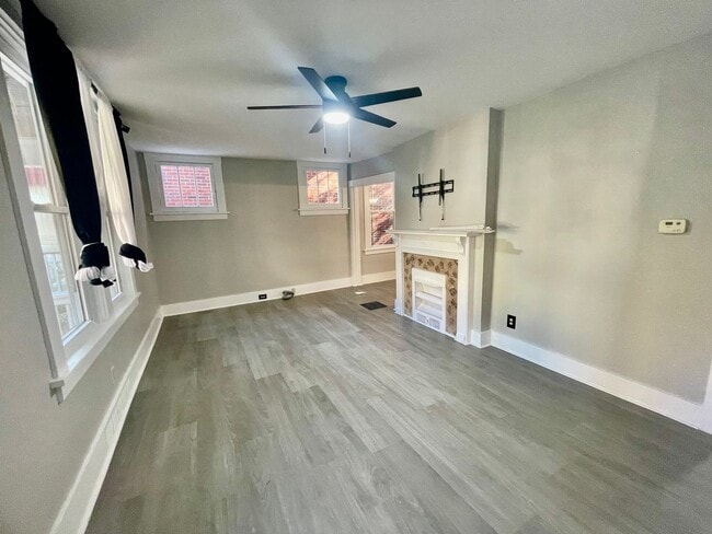 Building Photo - 3 Bedroom 1.5 Bath in Dormont! Off Street ...