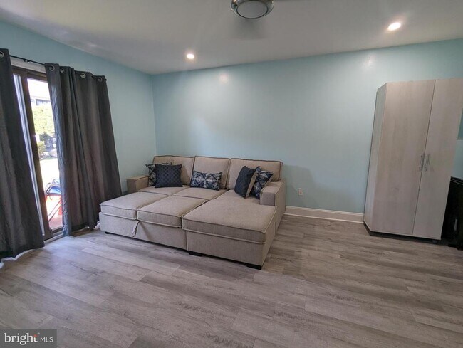 Building Photo - 725 Allen Dr