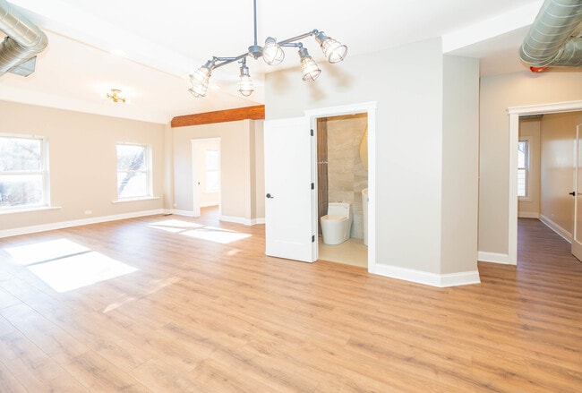 Building Photo - 1032 W Dakin St