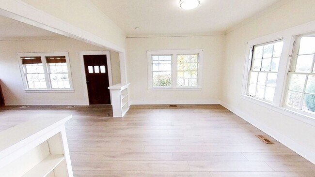 Building Photo - 3 Bed, 2 Bath House Minutes from Downtown Bellingham!