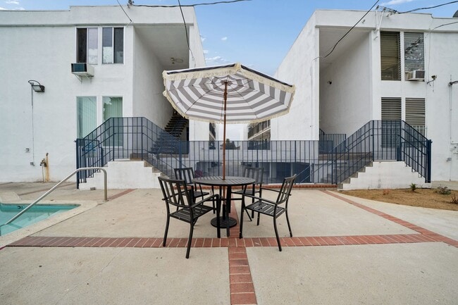 Building Photo - 2 bed 1 Bath Available Now