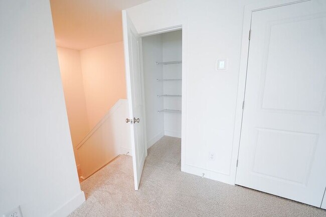 Building Photo - 128 Kingswood Cir