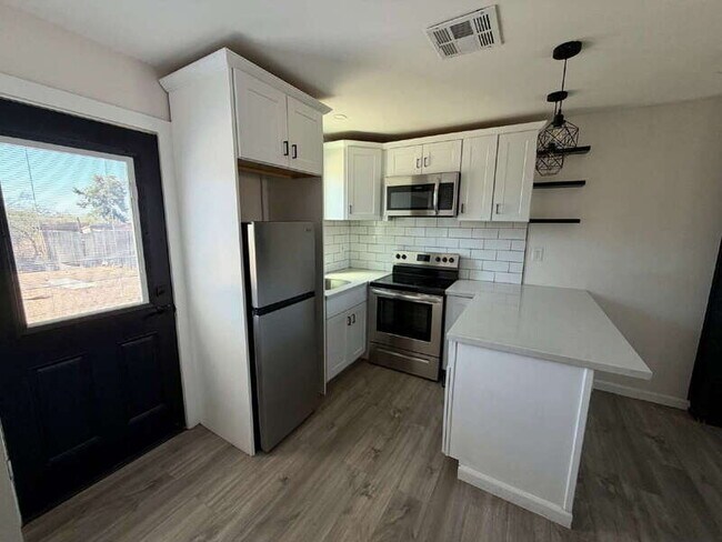 Building Photo - 1447 E Mountain View Rd