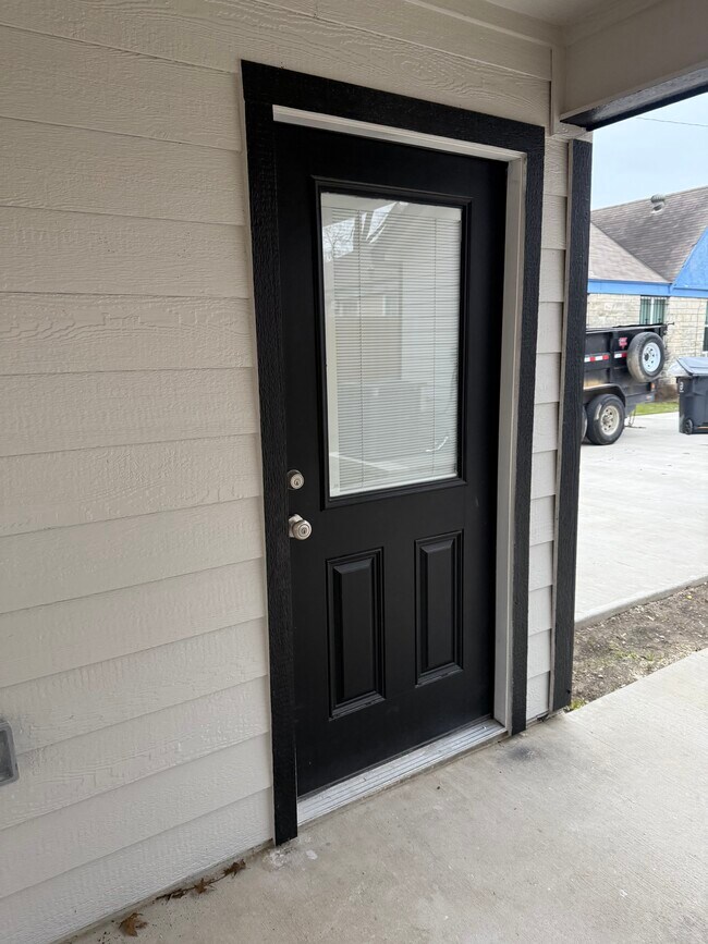 Building Photo - 1019 E Waco Ave