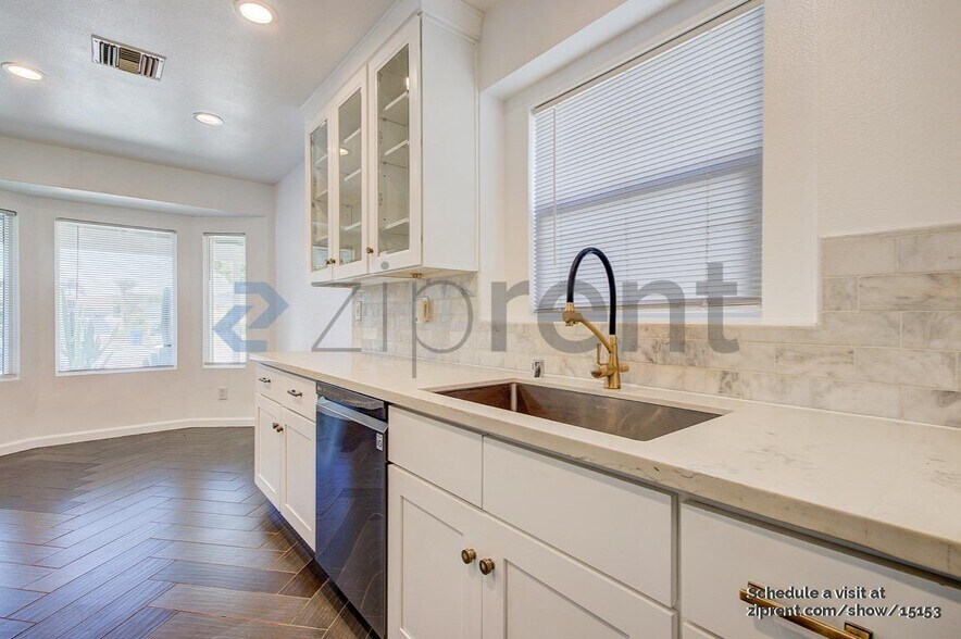 Building Photo - 9116 S Van Ness Ave