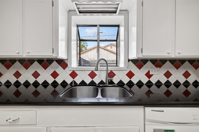 Building Photo - 2319 Blue Willow Dr