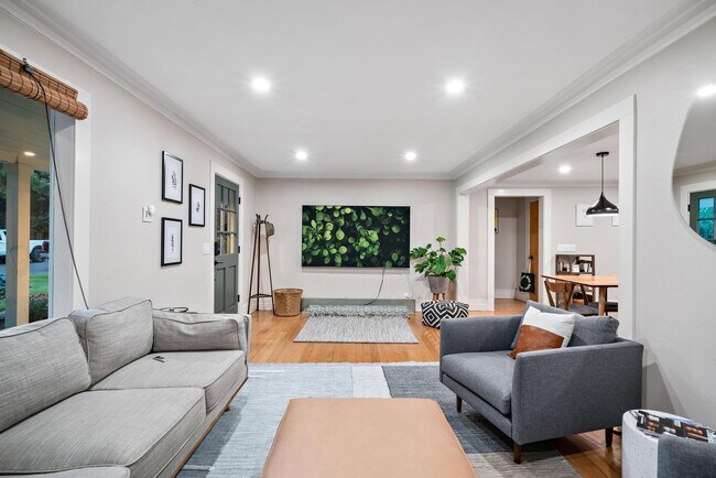 Building Photo - Furnished Downtown Bungalow!