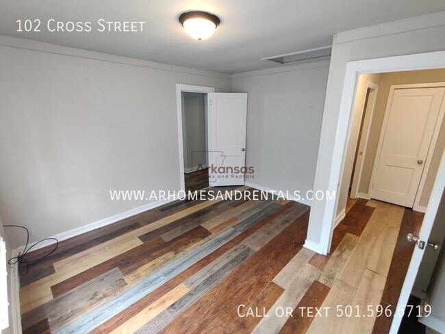 Building Photo - 102 Cross St