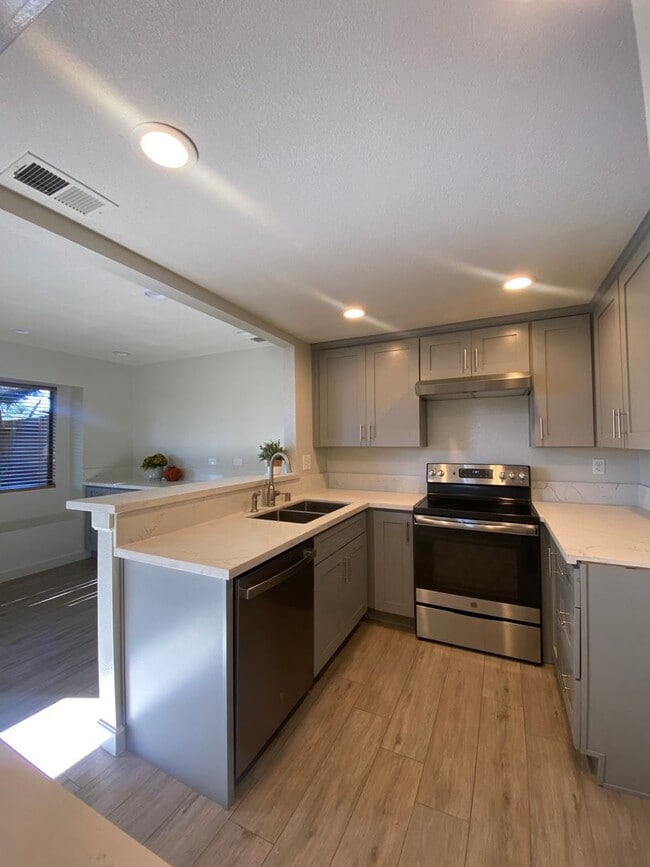 Building Photo - Alta Loma Woods Two Bed with Small Yard an...