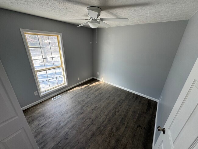 Building Photo - 1211 Redbud St