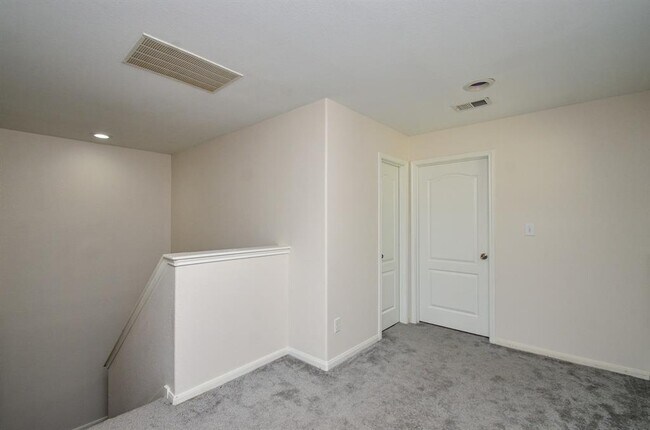 Building Photo - 7015 Baitland Dr