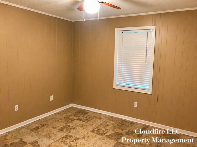 Building Photo - 207 James Cir