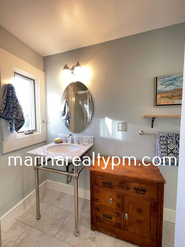 Building Photo - Welcome to this stunning 3 Bedroom 2 Bath ...