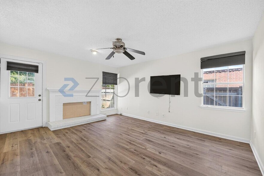 Building Photo - Unit