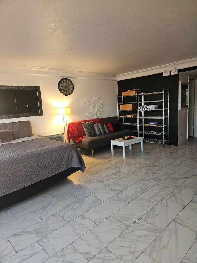 Building Photo - 1 BEDROOM 1 BATH CONDO