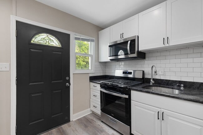 Building Photo - Newly Renovated 4-Bedroom Townhome for Rent