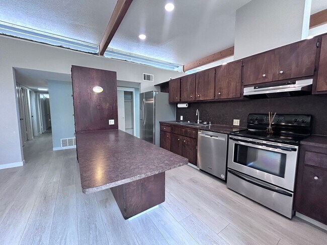 Building Photo - Three Bedroom Two Bathroom Home with Den/Home Office