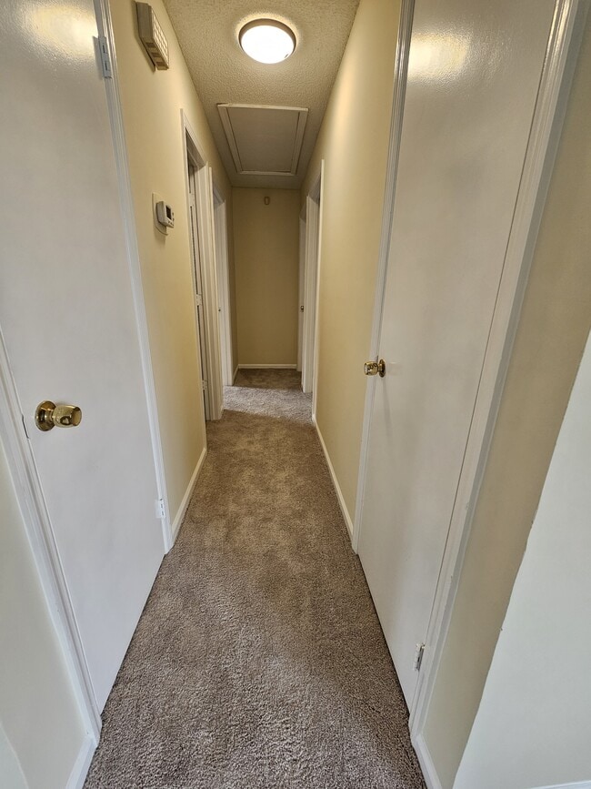 Building Photo - 124 Hunt Club Ct