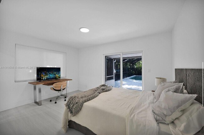 Building Photo - 1546 Van Buren St