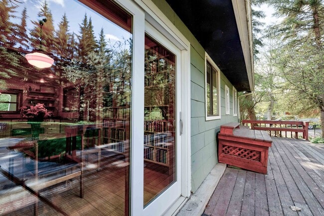 Building Photo - Beautiful Craftsman Bungalow on the edge o...