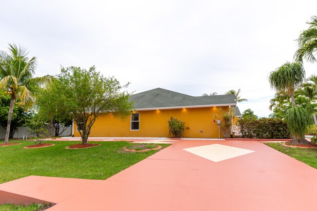 Building Photo - 2853 SE Melaleuca Blvd
