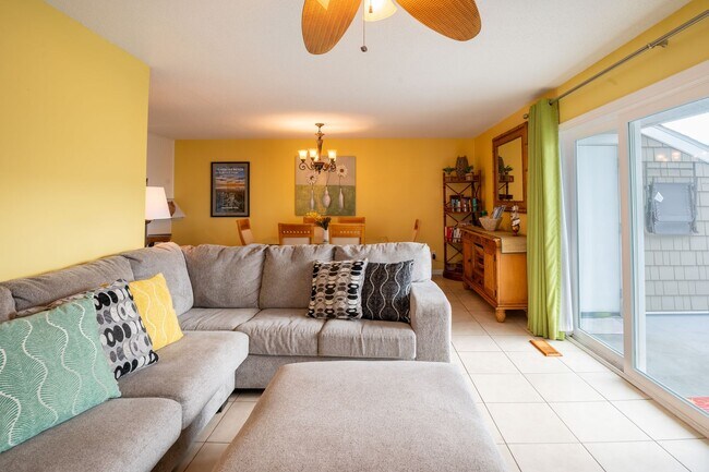 Building Photo - OFF-SEASON MONTHLY RENTAL - ESCAPE THE WINTER MONTHS!!!